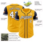 Zwei benutzerdefinierte weiß-marineblau goldfarbene Baseball-Trikots Zwei benutzerdefinierte weiß-marineblau goldfarbene Baseball-Trikots